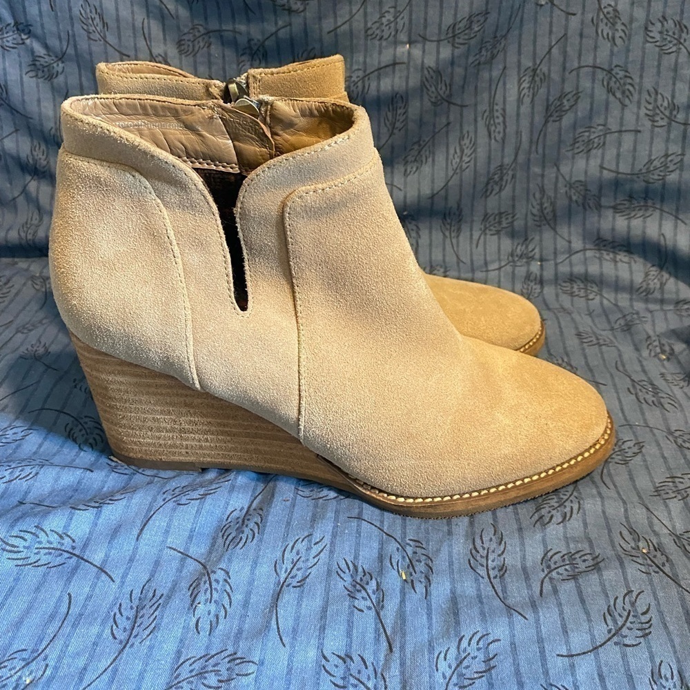 Blondo waterproof inside zip suede wedge size 7.5